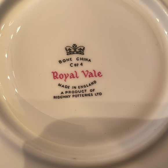 Royal Vale English Cottage Tea cup & saucer - Picture 5 of 7